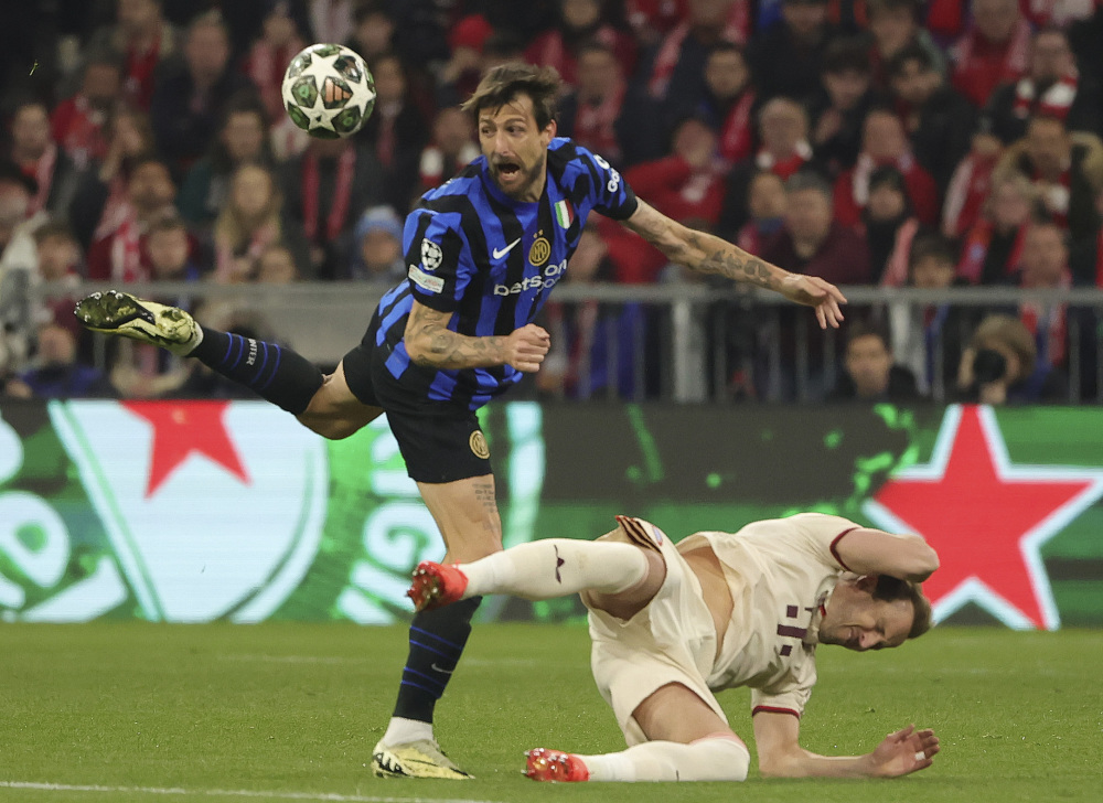 皇马四名首发后卫无人踢完全场，两人染红一人伤退一人被换下（皇马首发后卫无一踢满：两人被罚下、一人伤退、一人被换）