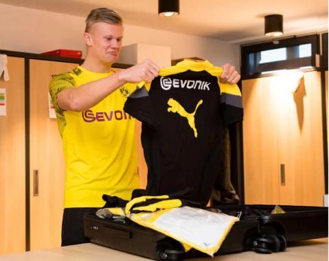 镜报：麦克托米奈上赛季意甲收官战亲签球衣成交价超2.4万欧（镜报：麦克托米奈意甲赛季收官战亲笔签名球衣拍卖价突破2.4万欧元）