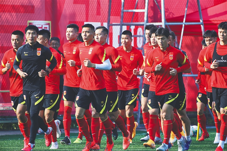 科莫2-0萨索洛连续12场不败，莫雷诺破门，尼科-帕斯献助攻（莫雷诺建功、尼科-帕斯送助，科莫2-0击败萨索洛豪取12场不败）