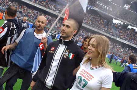 拜仁积极追求梅努，欲将其打造成欧冠核心，但曼联与意甲球队争夺，形势激烈。（拜仁力追梅努，欲塑欧冠核心，曼联与多支意甲球队竞逐，争夺白热化）