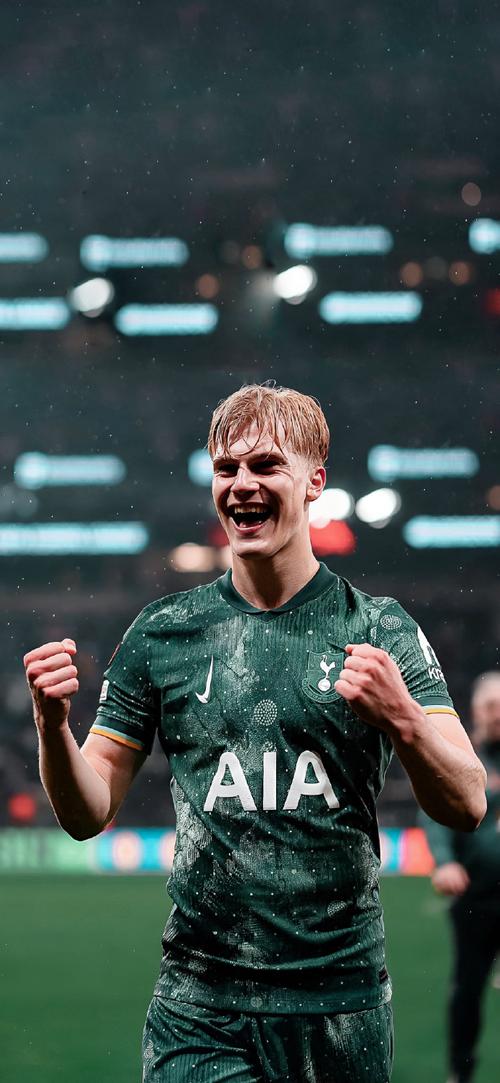 随海港夺冠，亚历斯祖成为首位夺得中超冠军的中国香港球员（海港加冕，亚历斯祖成中国香港首位中超冠军球员）