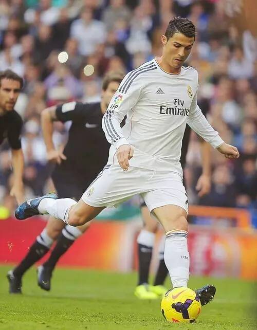 足球巴萨高层称将坚定走年轻化路线（巴萨管理层称将坚定推进年轻化战略）